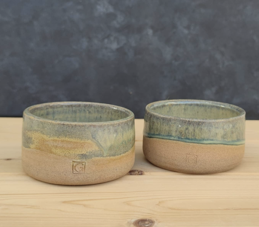 Dos cuencos de cerámica artesanal con esmalte en tonos verdes y amarillos, hechos a mano en ClayCats.