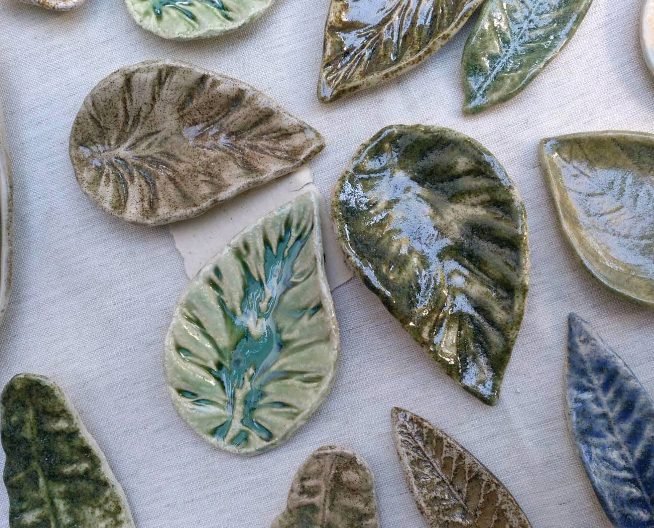 Platos de cerámica en forma de hoja hechos a mano con esmalte verde y azul