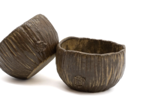 Cuencos de cerámica artesanal hechos a mano en Jerez de la Frontera con acabado rústico y textura vertical