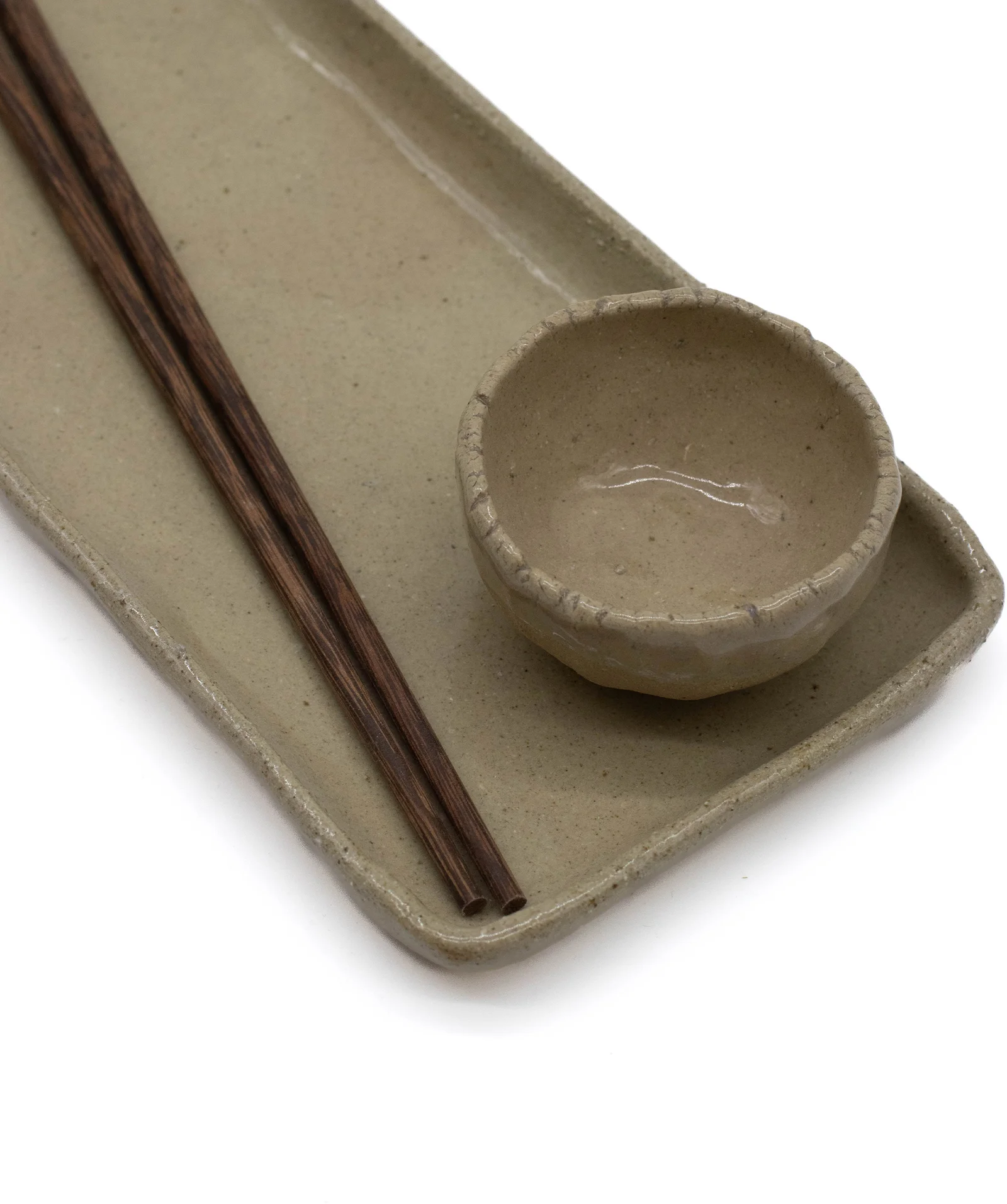 Set de sushi de cerámica artesanal hecho a mano en Jerez de la Frontera con bandeja rectangular y cuenco para salsa
